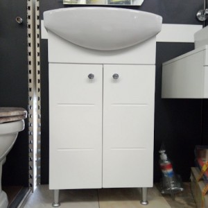 Долен шкаф за баня с мивка